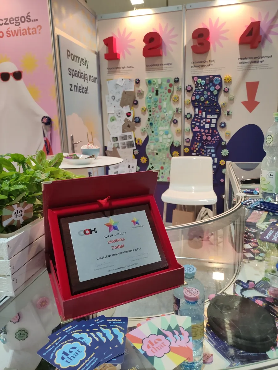 Statuetka Super Gift 2022 za 1. miejsce dla ekonewki dothat w kategorii produktów 5–20 zł, ustawiona na stoisku