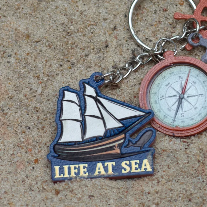 Płaski brelok reklamowy 3D w kształcie żaglowca z napisem Life at Sea