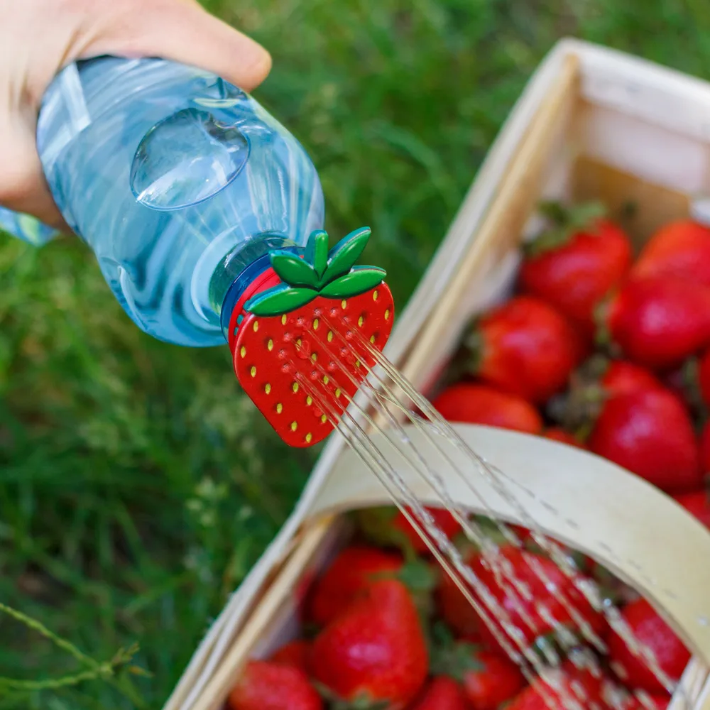 Ekonewka dothat w kształcie truskawki nakręcona na butelkę – produkt nagrodzony Super Gift 2022