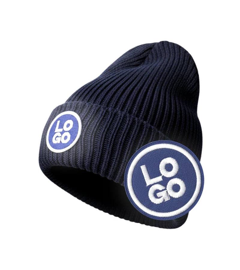 Granatowa czapka z okrągłymi naszywkami „LOGO” wyhaftowanymi odblaskową nicią