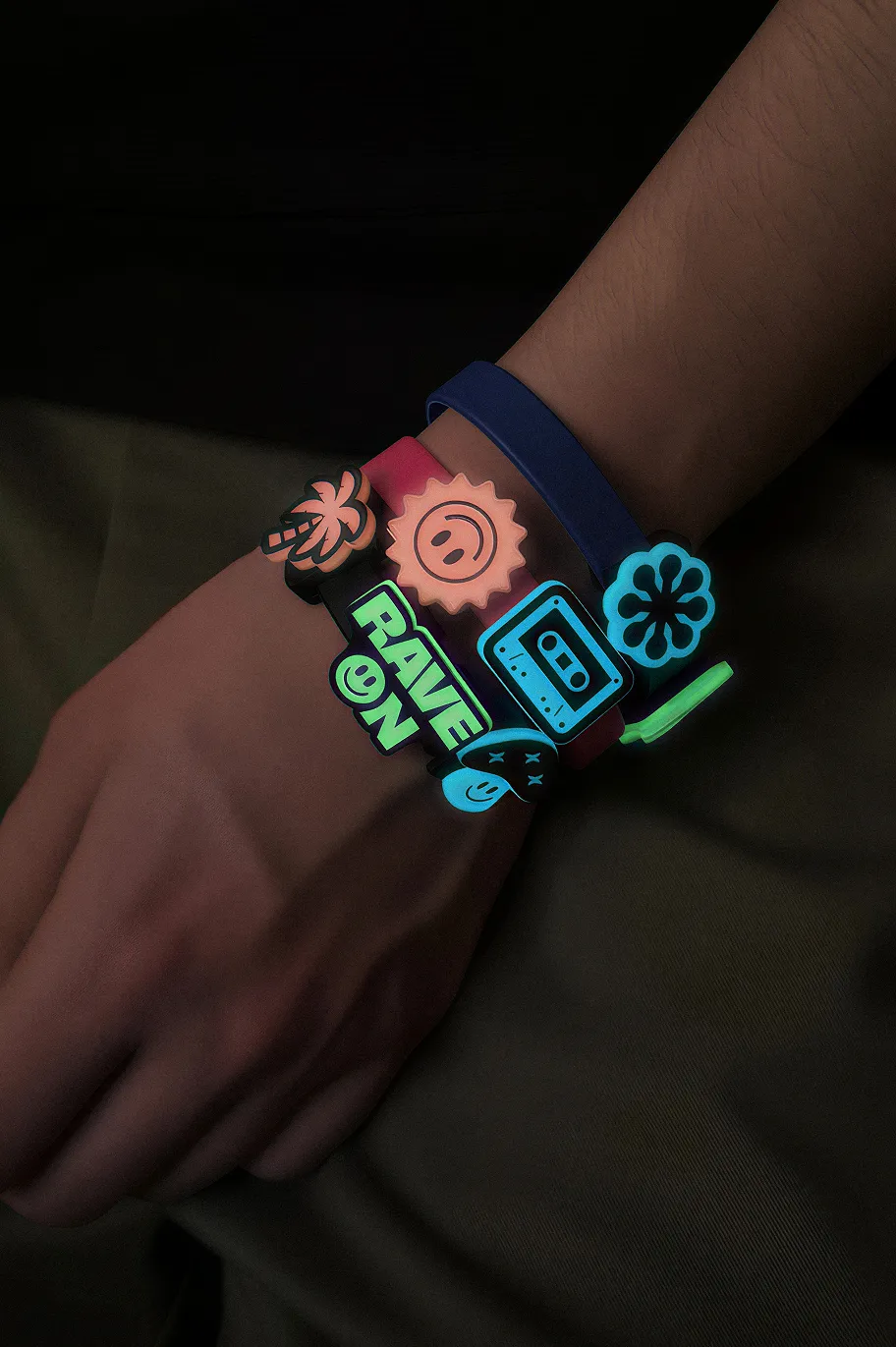 Opaska eventowa z przypinkami Rave on świecącymi na ręce