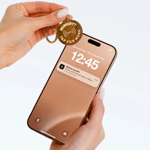 Jak działa brelok NFC – krok 2: Przyłóż do telefonu