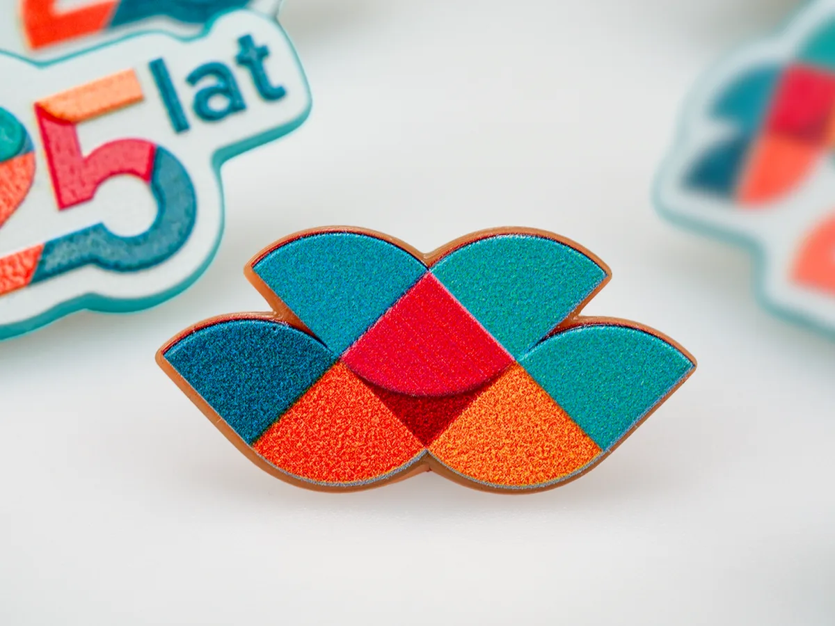 Czapka z personalizowanym pinem – Optegra, zdjęcie 3