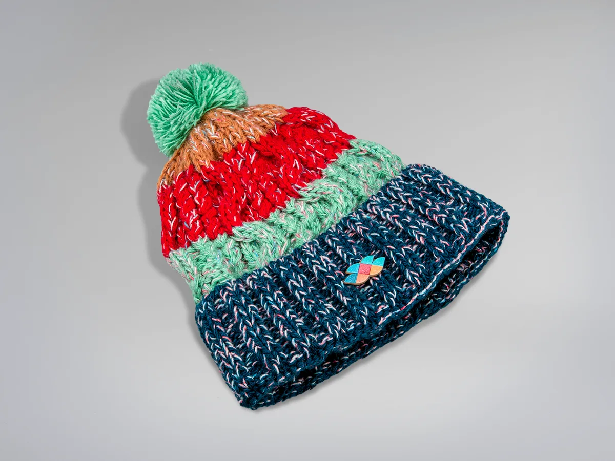Czapka z personalizowanym pinem – gotowy produkt