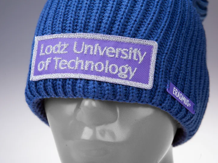 Niebieska czapka z haftowaną naszywką Lodz University of Technology obszytą nicią odblaskową