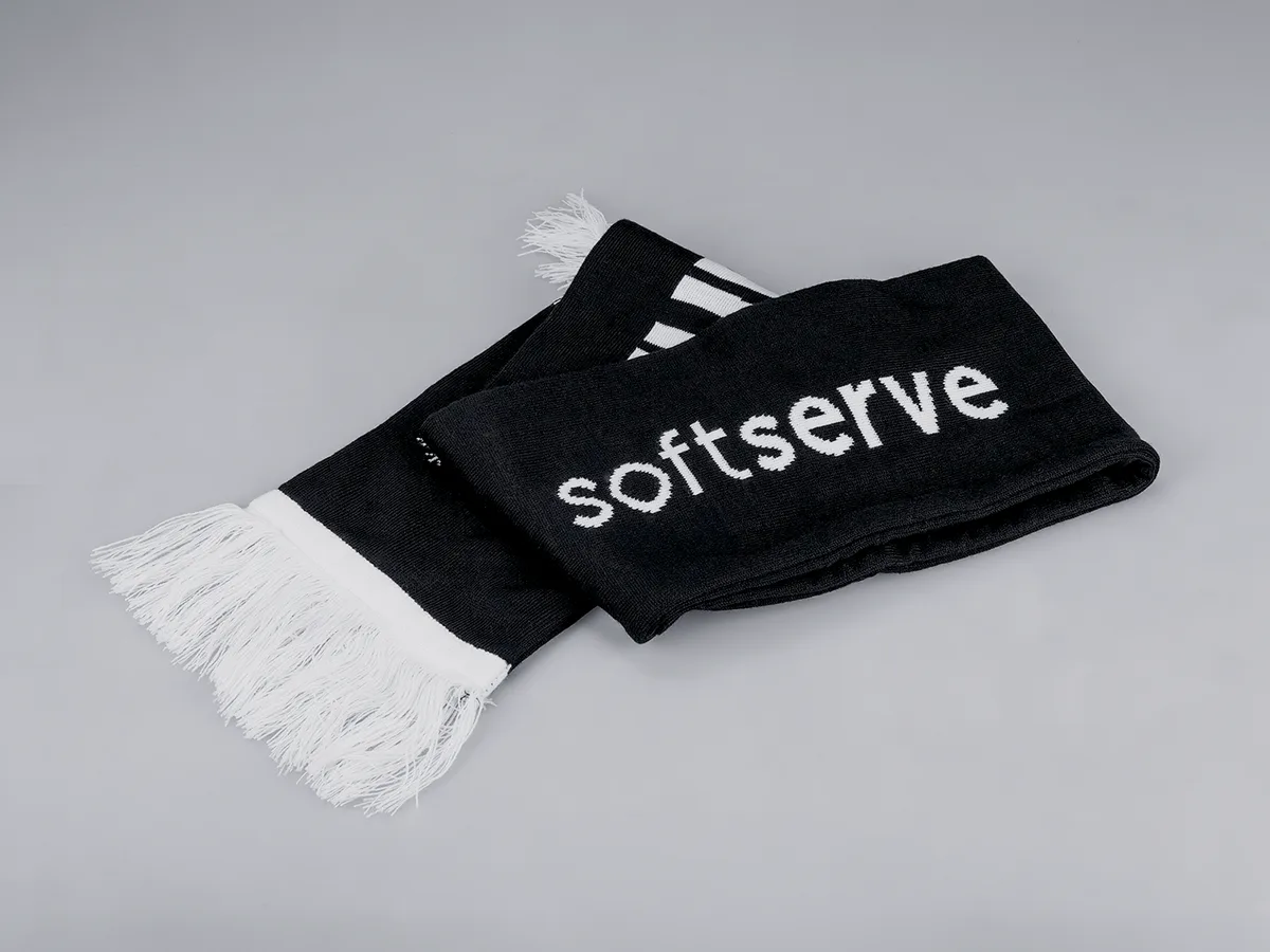 Szalik z frędzlami – Softserve, realizacja dothat